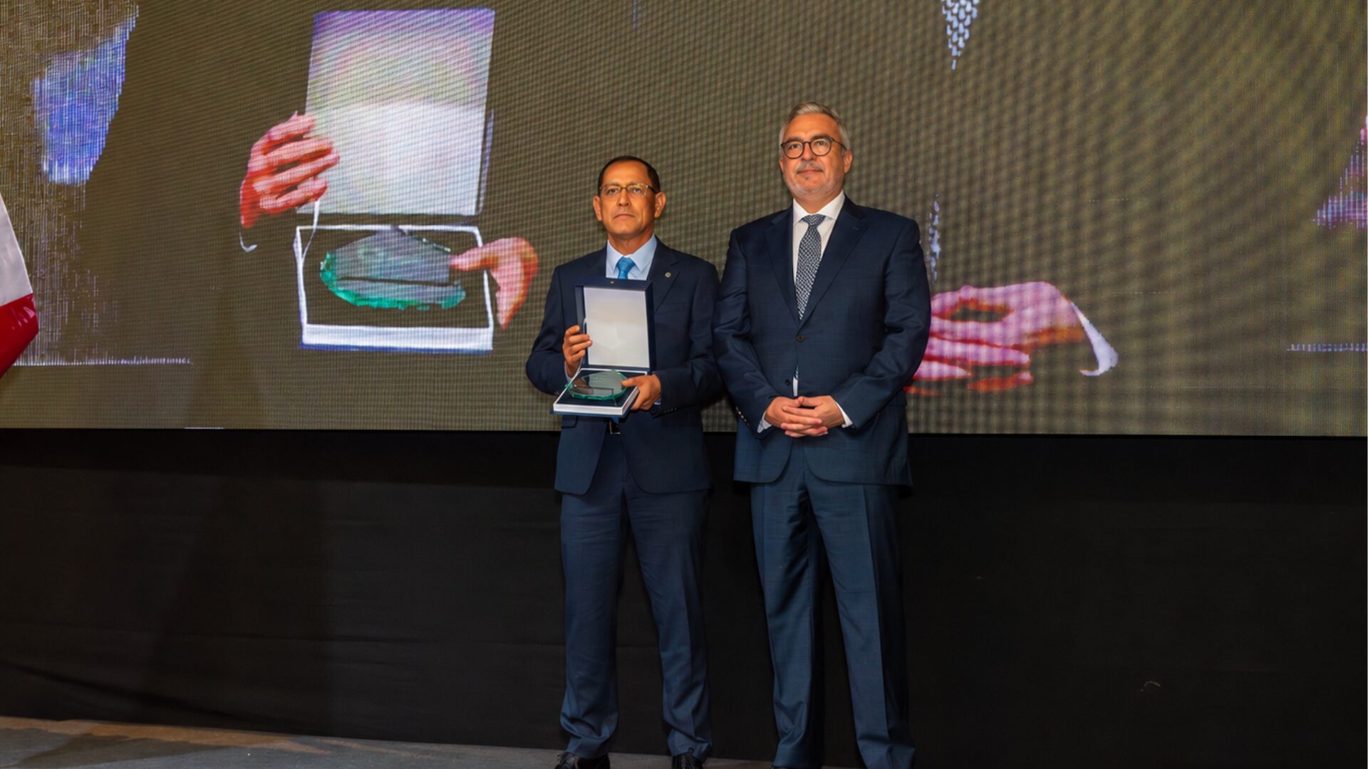 César Muro is recognized as a professional of Peruvian poultry on the 88th anniversary of the APA - MAP Global Media - Specialized Journal of the world of poultry and porcicultor